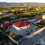 Meri Nyaraló *