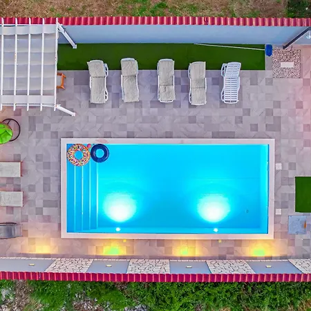 펜션 Meri Pridraga