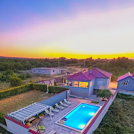 Meri 펜션 Pridraga